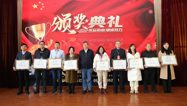 一場(chǎng)會(huì)議，兩項(xiàng)殊榮！